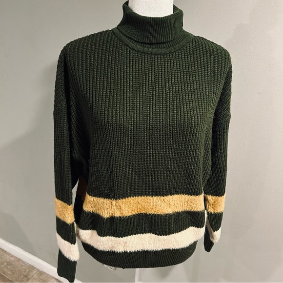 Campus Sutra Turtle Neck Green Gold Sweater Women’s Large - Picture 3 of 7